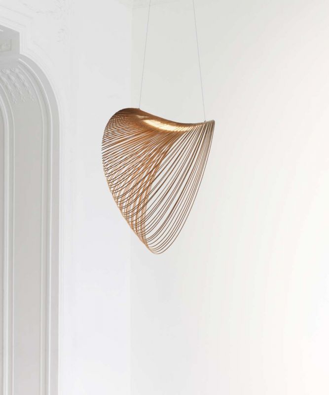 D82 Illan LED Pendelleuchte von Luceplan, modernes Designobjekt aus filigranen Holzlamellen, warmes Licht.